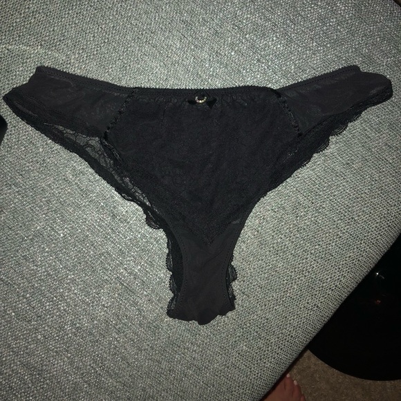 Chantelle Bra and Thong Set - Picture 5 of 6